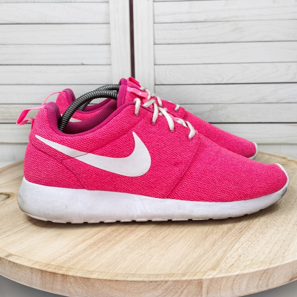 Nike Rosche One Athletic Running Shoes Sneakers Vibrant Pink White 11 844994-600